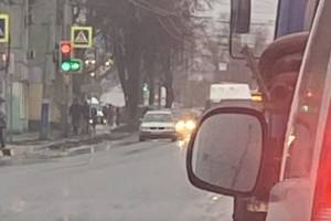В Брянске на Литейной из-за взбесившегося светофора образовалась пробка
