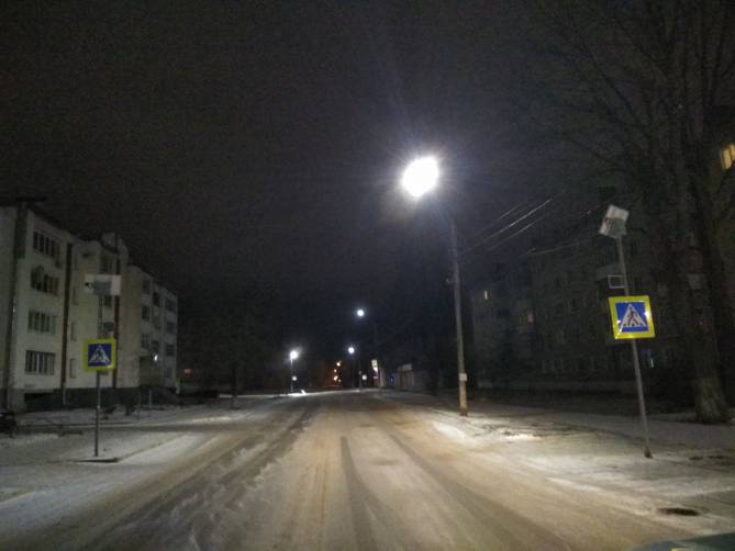 В Новозыбкове спустя 2 месяца улучшили освещение пешеходного перехода у школы