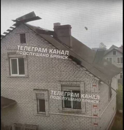 В Брянске дом лишился крыши из-за ураганного ветра