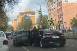 В Брянске на улице Советской столкнулись две легковушки