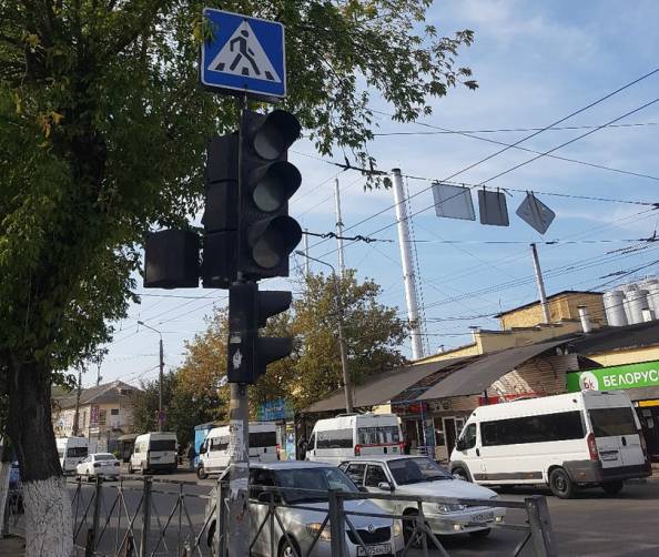 В Брянске неработающий светофор создал хаос возле Бежицкого рынка