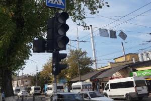 В Брянске неработающий светофор создал хаос возле Бежицкого рынка