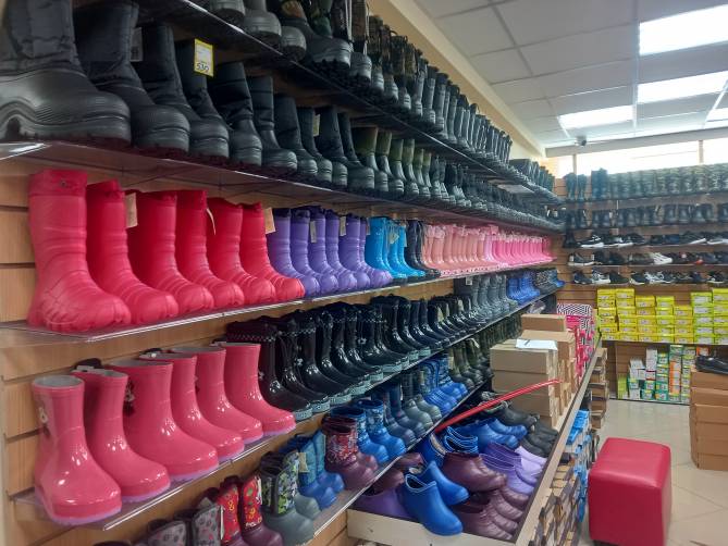 В брянском магазине обнаружили 2806 пар нелегальной обуви из Китая