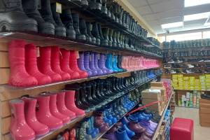 В брянском магазине обнаружили 2806 пар нелегальной обуви из Китая