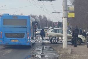 В Брянске на Станке Димитрова не поделили дорогу иномарка и автобус №37