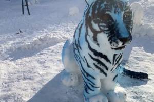 В Брянске слепили из снега огромного тигра