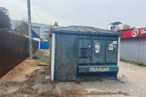В Новозыбкове будка полиции превратилась в туалет и мусорку