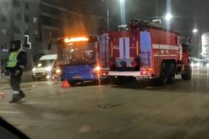 В Брянске возле ТЦ «Куб» на Авиационной столкнулись два автобуса