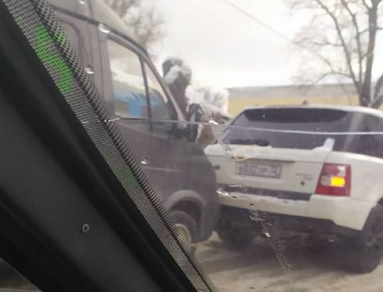В Брянске на улице Урицкого микроавтобус протаранил легковушку