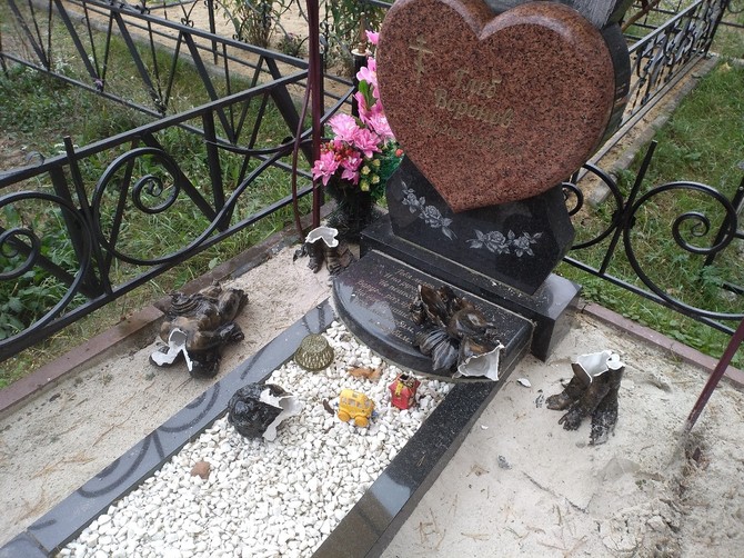 В Брянске вандалы устроили погром на могиле ребенка