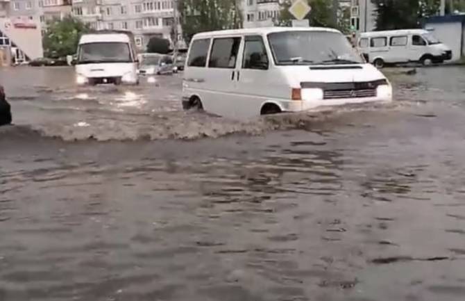 В Брянске из-за дождя затопило дорогу возле горбольницы №1