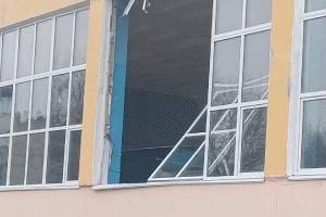 В Унече ветер вырвал новые окна спортзала школы №3