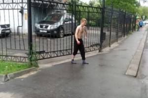 В Брянске на улице Дуки 18-летний парень набросился на детей и дедушку