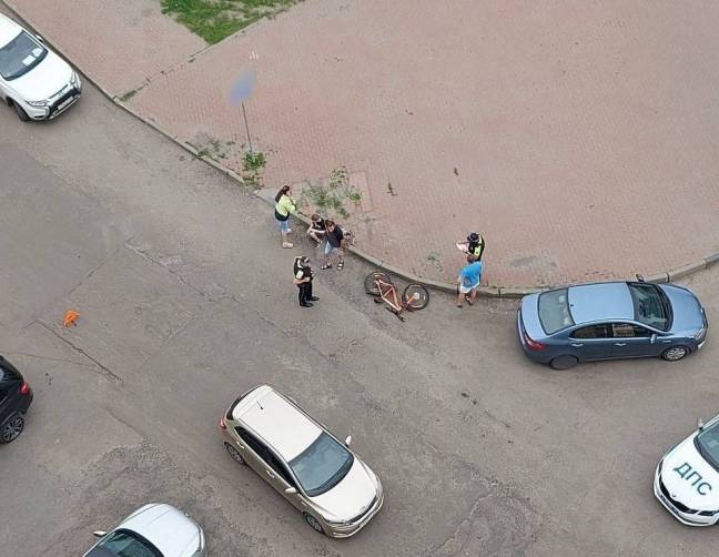 В Брянске на улице Дуки автомобиль сбил ребёнка на велосипеде
