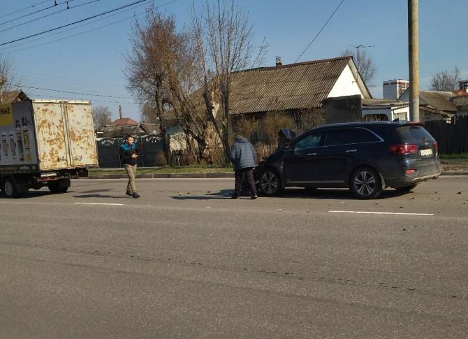 В Брянске на улице 22-го Съезда КПСС разбилась легковушка
