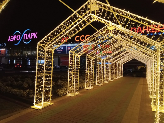 В Брянске перед ТРЦ «Аэропарк» появился светящийся коридор
