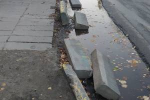 В Брянске на остановке у школы №46 рухнули бордюры