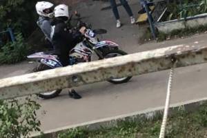 В Брянске подростки устроили гонки по дворам на спортивном мотоцикле