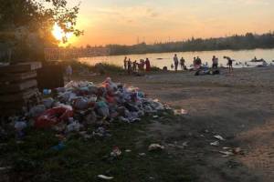 В Брянске «живописная» свалка затмила прекрасный закат на озере ДСК