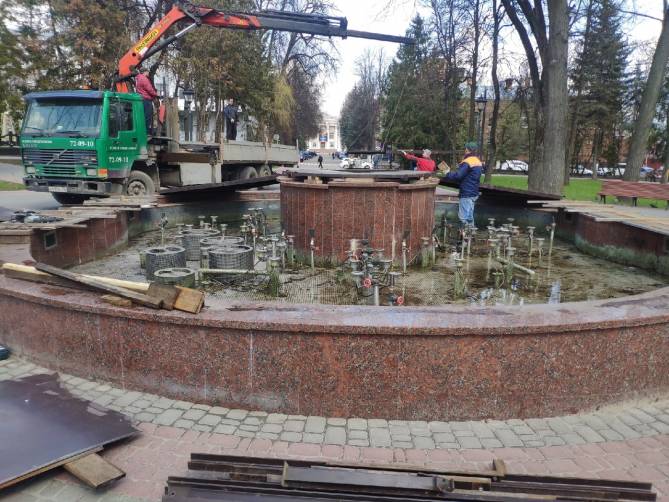В Брянске начали готовить к лету фонтан в Круглом сквере