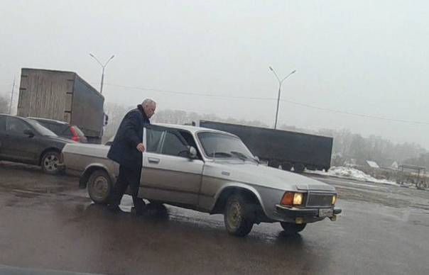 Брянский чиновник приехал в магазин «Светофор» в рабочее время на служебном авто