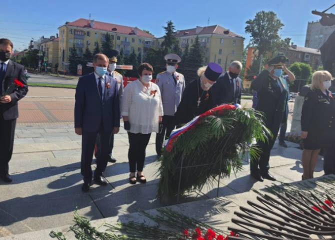 Руководители Брянщины возложили цветы на площади Партизан