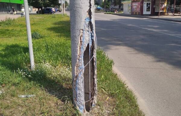 В Брянске на остановке «Визит» столб грозит рухнуть на головы пешеходов