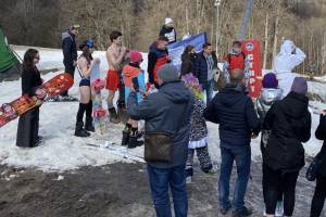 В Брянске на лыжи встали мужчины в трусах и девушки в купальниках
