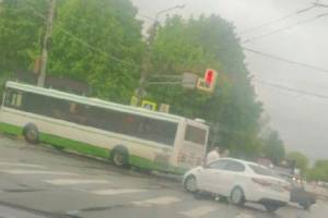 В Брянске на улице Никитина столкнулись легковушка и автобус