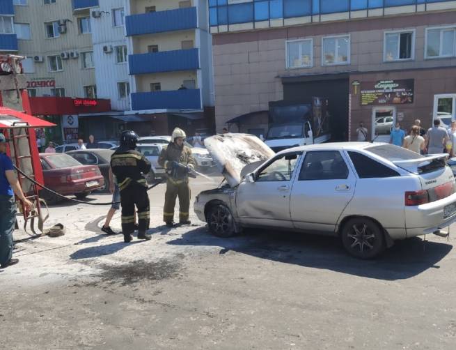 В Брянске рядом с ТРЦ «Мельница» загорелся автомобиль