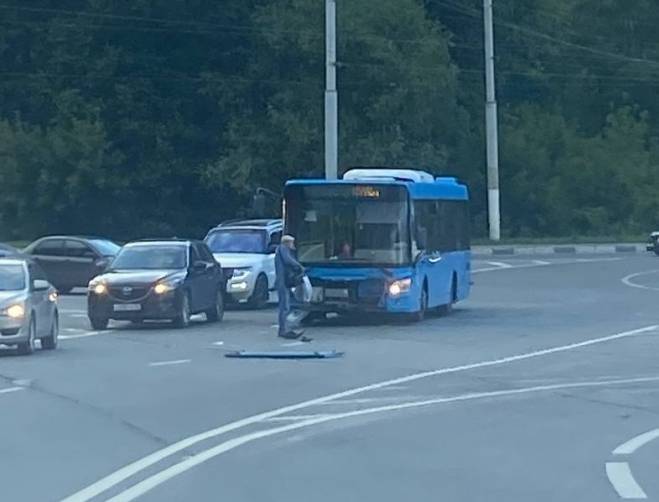 В Брянске на Болгарах разбились синий автобус и легковушка