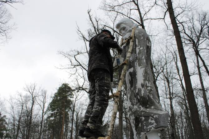 В Севском районе благоустроили памятник Скорбящей матери