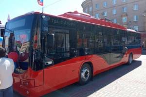 На дороги Брянска вышел второй новый красный троллейбус