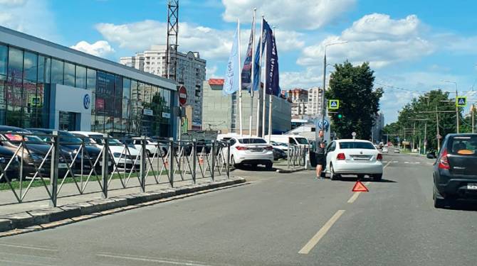 В Брянске иномарка протаранила флагшток дилерского центра Volkswagen