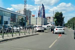 В Брянске иномарка протаранила флагшток дилерского центра Volkswagen