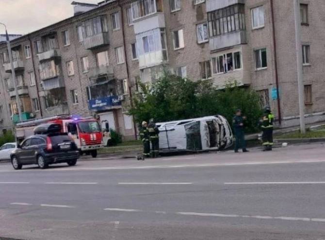 В Брянске в ДТП на улице Ульянова перевернулась легковушка 