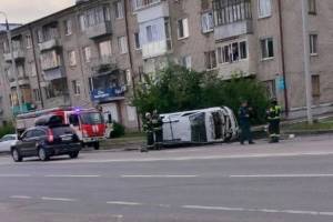 В Брянске в ДТП на улице Ульянова перевернулась легковушка 