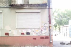 В Брянске на улице Шолохова обломки балкона упали на тротуар