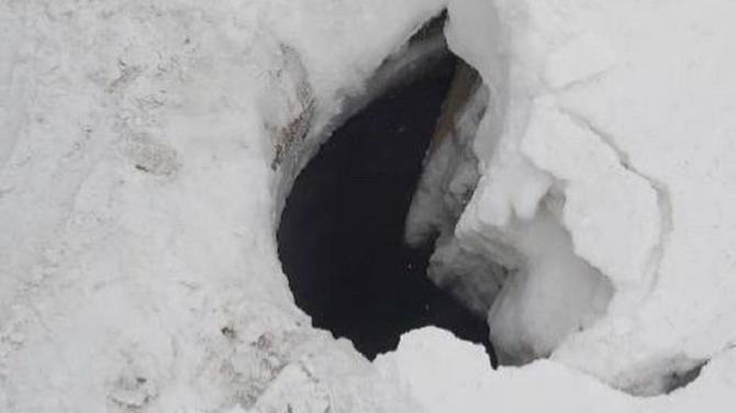 В Карачеве школьник провалился в вырытую водоканалом яму