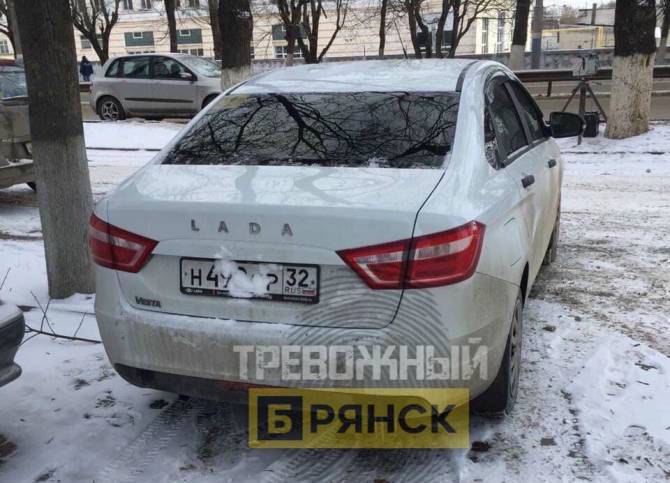 В Брянске охранник фотоловушки залепил номер своей машины снегом
