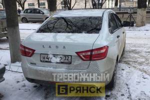 В Брянске охранник фотоловушки залепил номер своей машины снегом