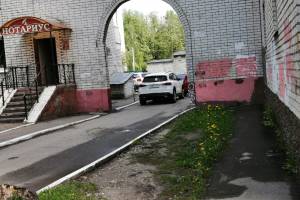 В Брянске на улице Фокина автохам перегородил выезд из двора
