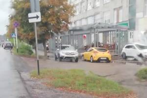В Новозыбкове автохамы на иномарках перегородили тротуар