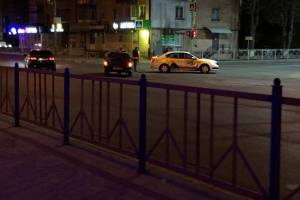 В Брянске водитель «Яндекс.Такси» проехал на «красный» и врезался в легковушку