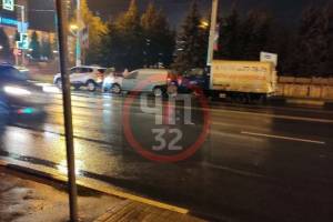 В Брянске возле площади Партизан собрался «паровозик» из трех авто