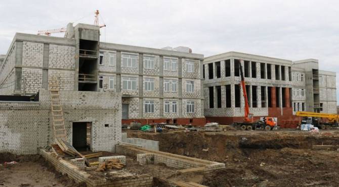 В 4-м микрорайоне Брянска новую школу построили на 80%