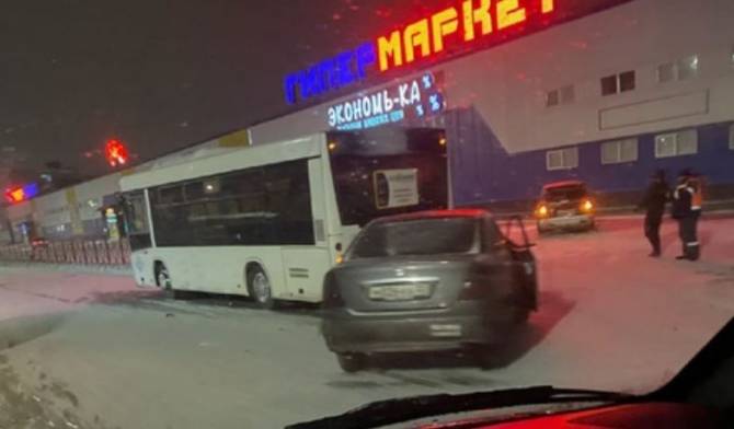 В Брянске автобус попал в ДТП возле гипермаркета «2х2»