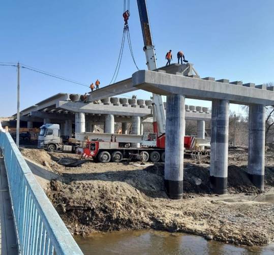 В Брянске на строящемся мосту через Десну установили балки 4-го пролёта
