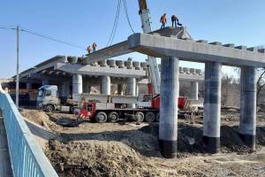 В Брянске на строящемся мосту через Десну установили балки 4-го пролёта