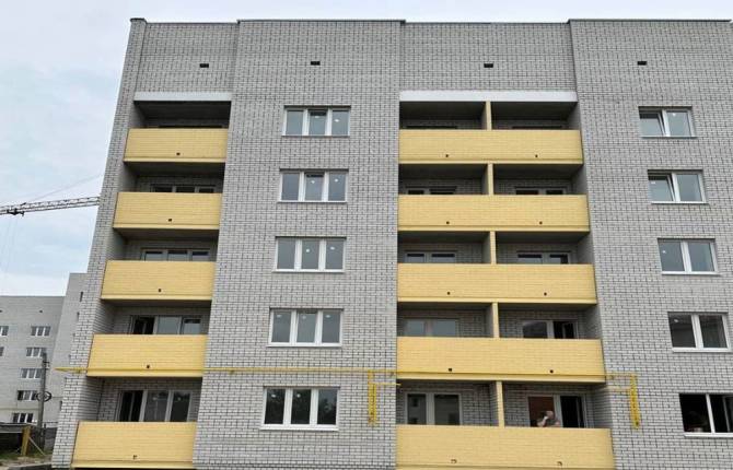 В Брянске на улице Витебской продолжается строительство дома для переселенцев из ветхого жилья